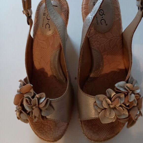 b.o.c. Metallic Silver Leather Flower, Peep Toe, Sling Back Wedge Sandal, Size 7 - Picture 1 of 7
